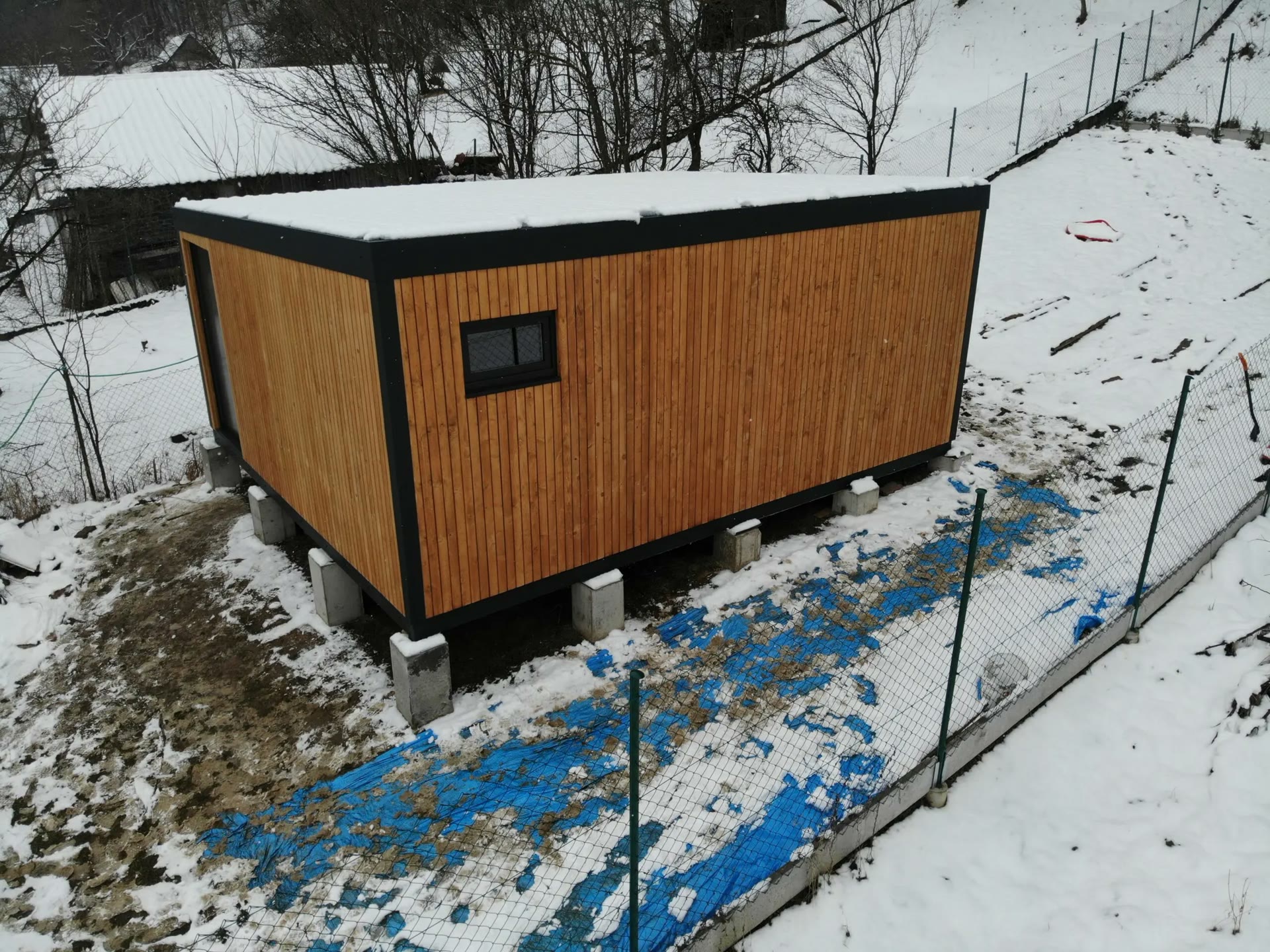 Domček osadený na betónových pätkách