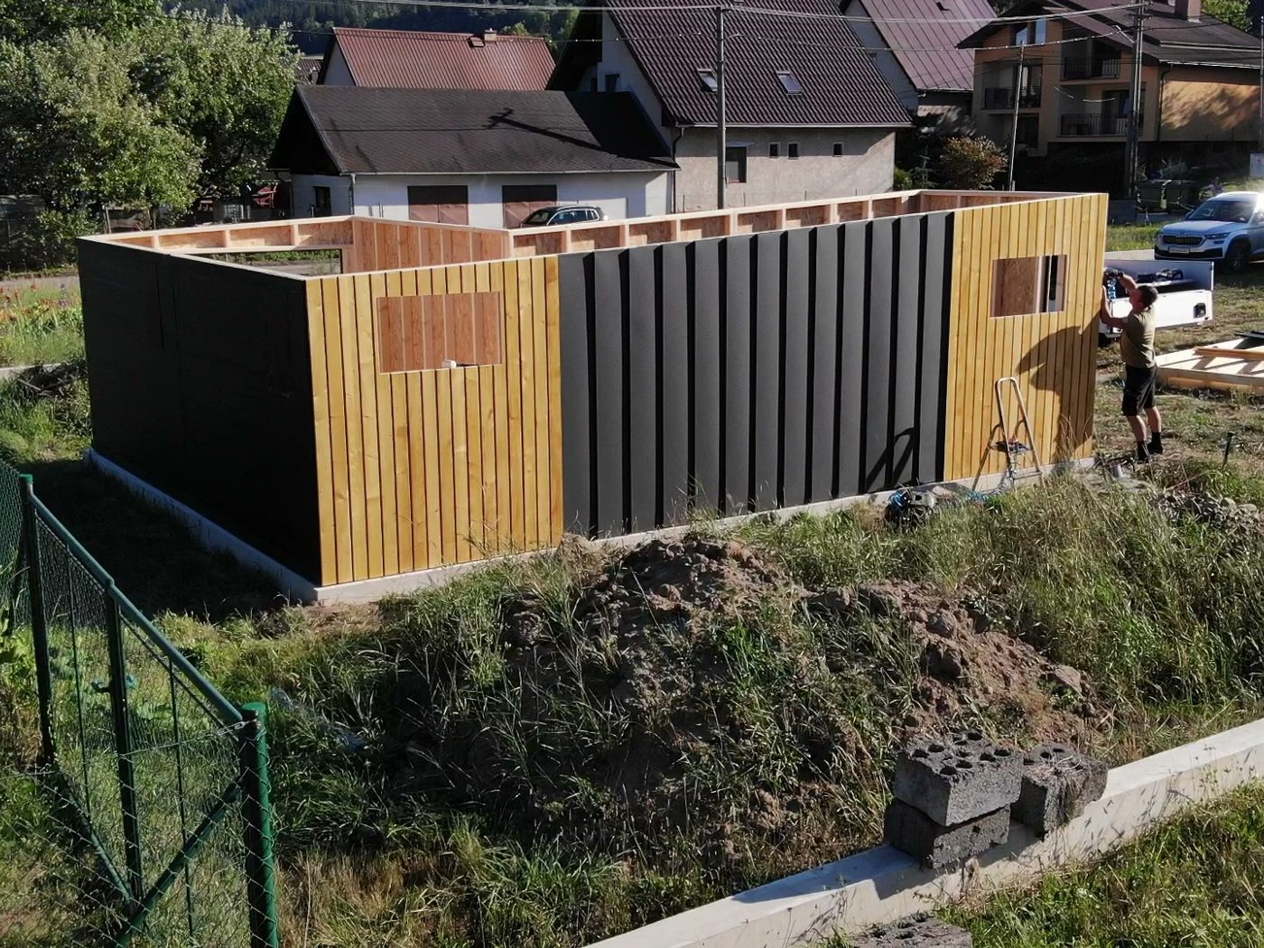 Montáž domčeka v Jasenici z dronu: obklad