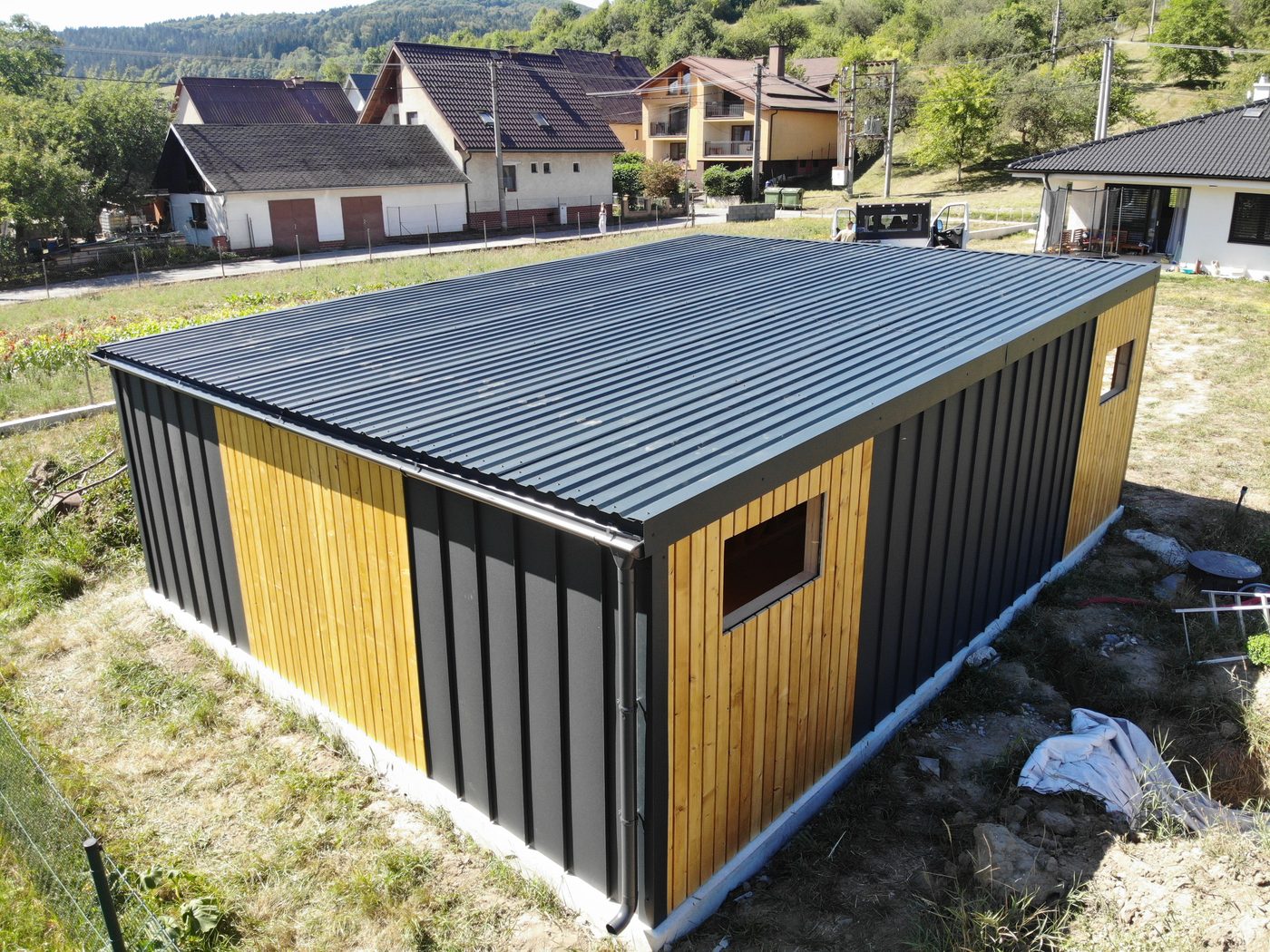 Montáž domčeka v Jasenici z dronu: plech